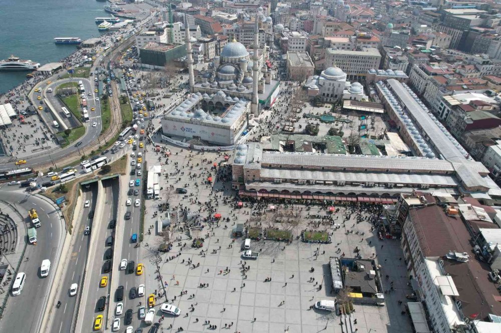 Eminönü’nde tatlı telaş! İftar ve sahur alışverişi için akın ettiler