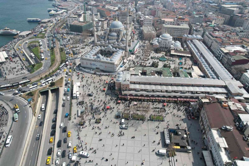 Eminönü’nde tatlı telaş! İftar ve sahur alışverişi için akın ettiler