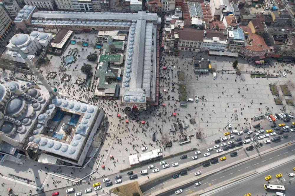 Eminönü’nde tatlı telaş! İftar ve sahur alışverişi için akın ettiler