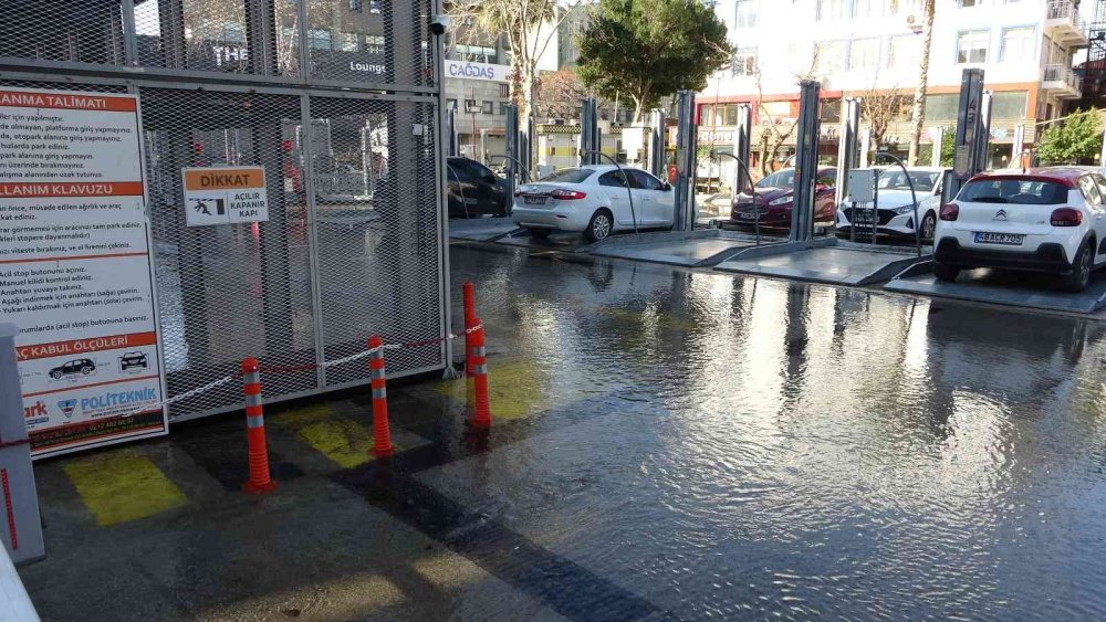 Antalya’da otomobiller çarpıştı! Patlayan su borusu şok etti