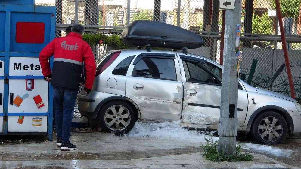 Antalya’da otomobiller çarpıştı! Patlayan su borusu şok etti