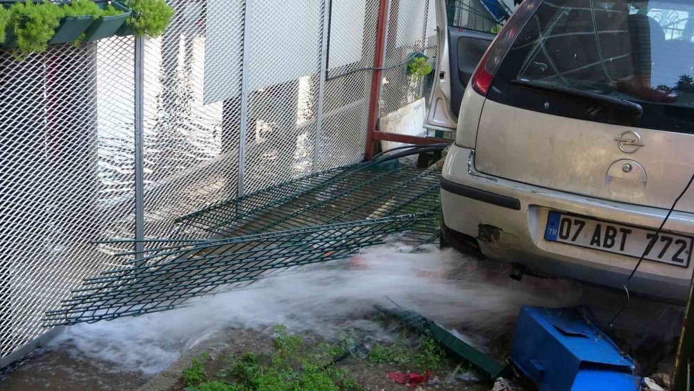 Antalya’da otomobiller çarpıştı! Patlayan su borusu şok etti