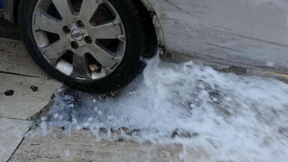 Antalya’da otomobiller çarpıştı! Patlayan su borusu şok etti