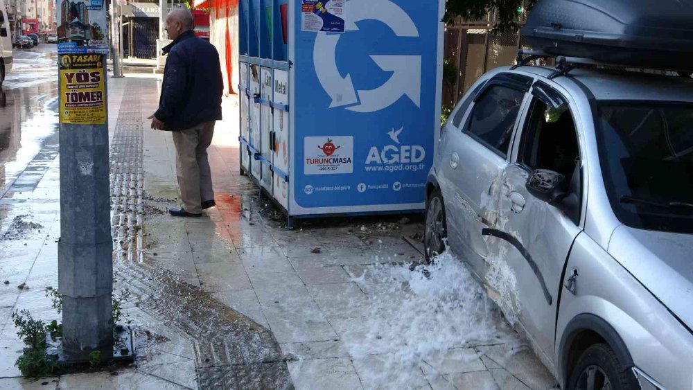Antalya’da otomobiller çarpıştı! Patlayan su borusu şok etti