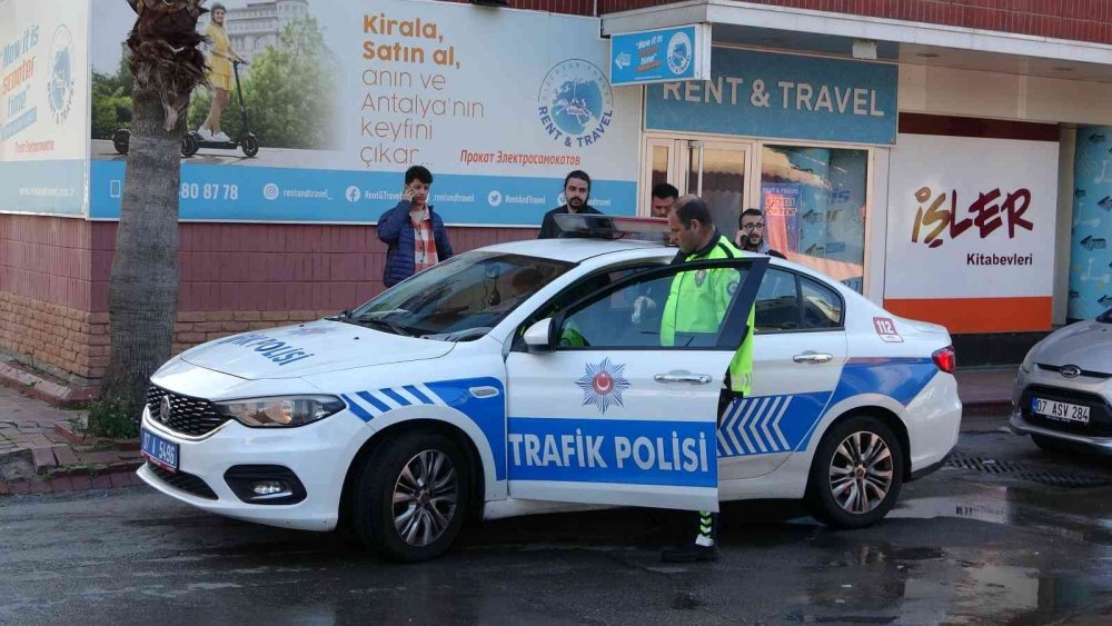 Antalya’da otomobiller çarpıştı! Patlayan su borusu şok etti