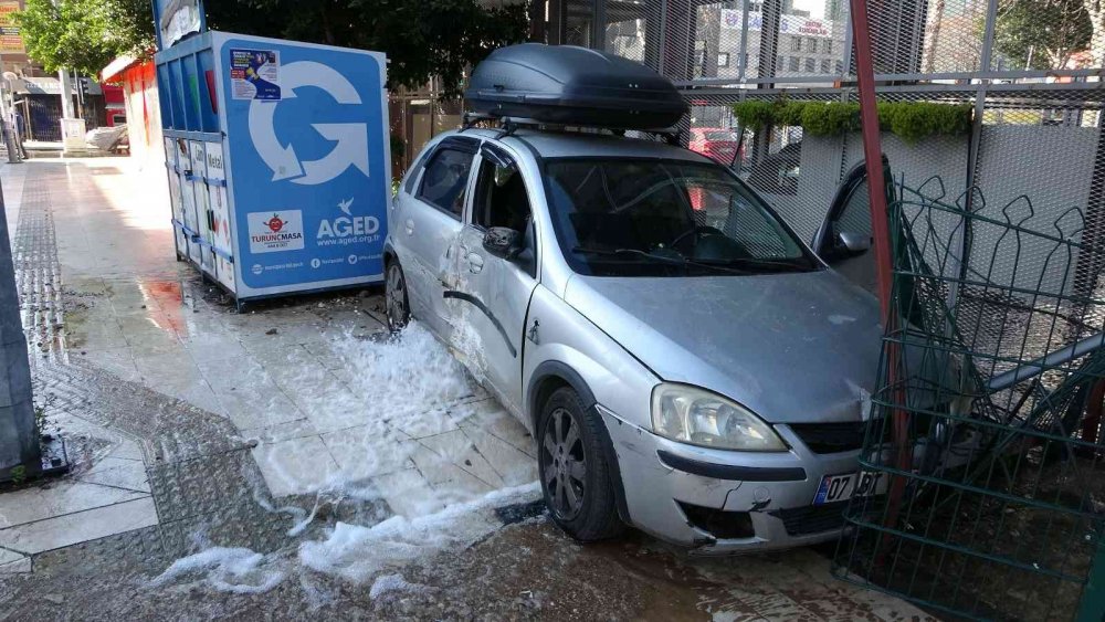 Antalya’da otomobiller çarpıştı! Patlayan su borusu şok etti