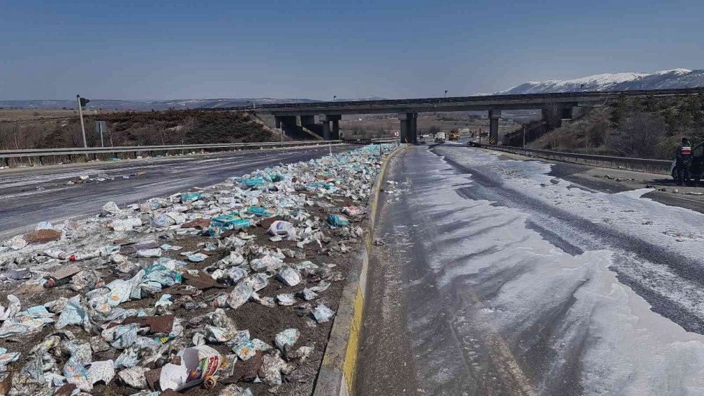 Devrilen çocuk bezi ve deterjan yüklü tır yanarak metrelerce sürüklendi! Yol bu hale geldi