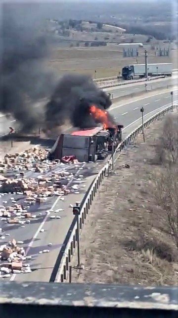 Devrilen çocuk bezi ve deterjan yüklü tır yanarak metrelerce sürüklendi! Yol bu hale geldi