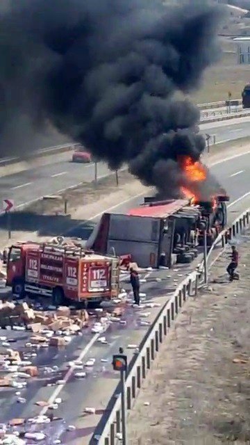Devrilen çocuk bezi ve deterjan yüklü tır yanarak metrelerce sürüklendi! Yol bu hale geldi