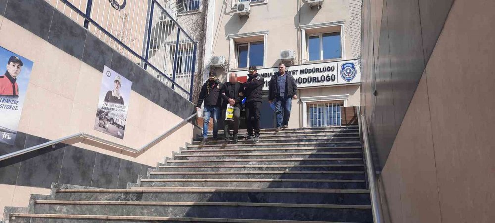 Sahte polisler 81 yaşındaki şahsın 1 buçuk milyon değerinde ziynet eşyalarını çaldı