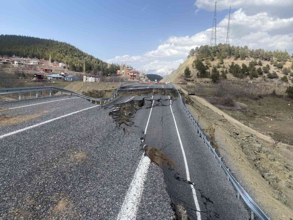 Adana'nın Pozantı ilçesinde 2 yıl önce Büyükşehir Belediyesi tarafından yapılan asfalt yol çöktü
