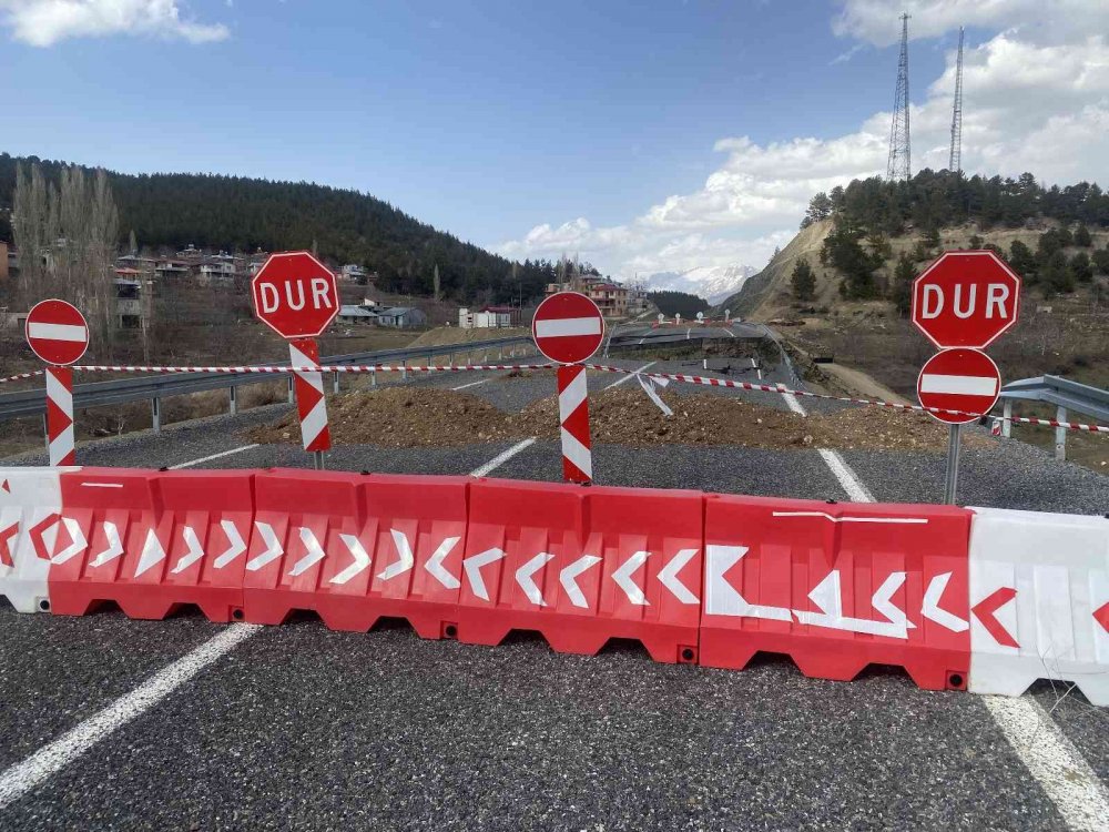 Adana'nın Pozantı ilçesinde 2 yıl önce Büyükşehir Belediyesi tarafından yapılan asfalt yol çöktü
