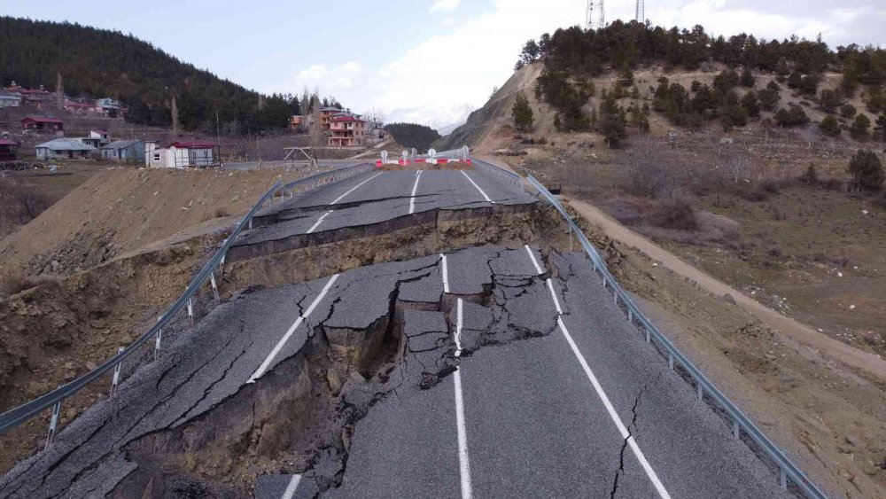 Adana'nın Pozantı ilçesinde 2 yıl önce Büyükşehir Belediyesi tarafından yapılan asfalt yol çöktü