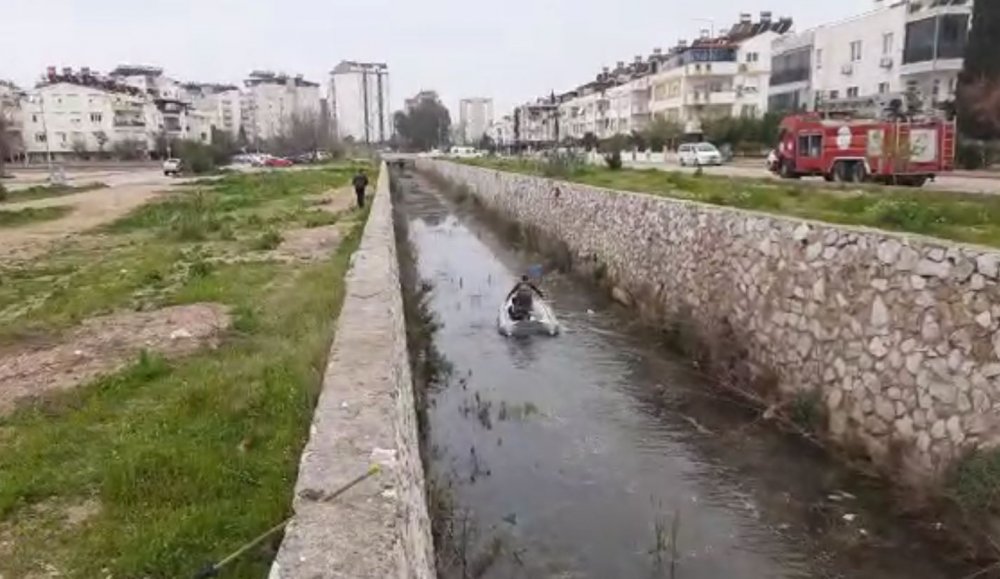 Antalya’da ekipler teyakkuza geçti kanala düşen köpeğin peşinde koştu