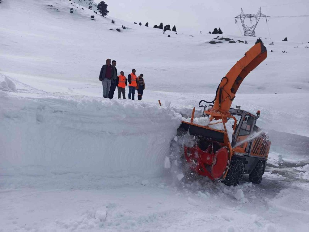 Konya’ya bahar geldi ama! O yolda hala 5 metre kar var