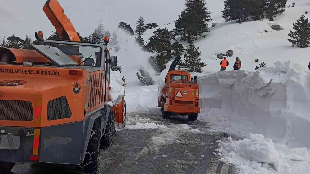 Konya’ya bahar geldi ama! O yolda hala 5 metre kar var