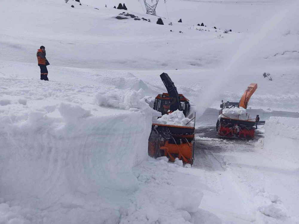 Konya’ya bahar geldi ama! O yolda hala 5 metre kar var