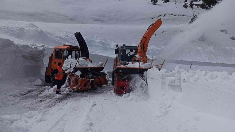 Konya’ya bahar geldi ama! O yolda hala 5 metre kar var