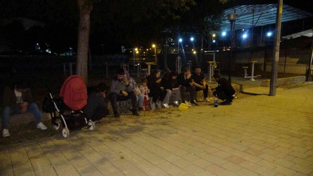 Adana'da canlı sinema! Polis uygulama yaptı onlar çekirdek yeyip film gibi izledi