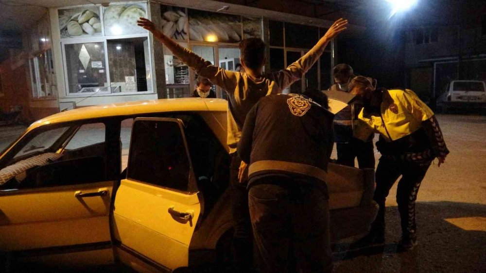 Adana'da canlı sinema! Polis uygulama yaptı onlar çekirdek yeyip film gibi izledi