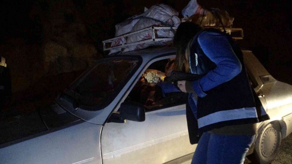 Adana'da canlı sinema! Polis uygulama yaptı onlar çekirdek yeyip film gibi izledi