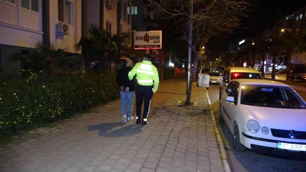 Diğer sürücülerin hayatını tehlikeye soktuğunu düşünen alkollü sürücüden Antalya şovu