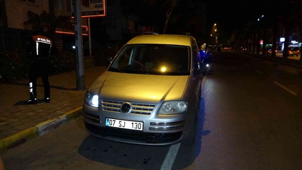 Diğer sürücülerin hayatını tehlikeye soktuğunu düşünen alkollü sürücüden Antalya şovu