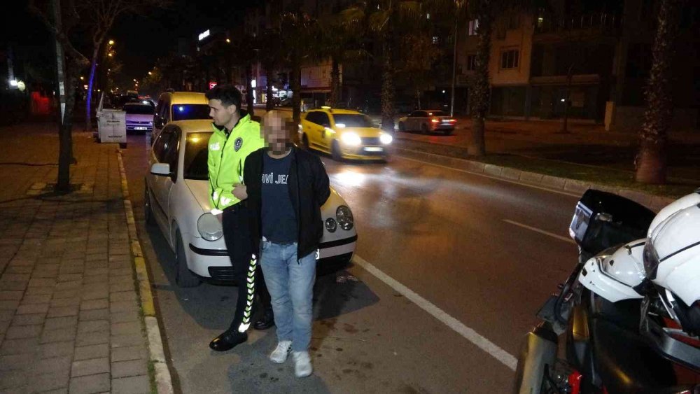 Diğer sürücülerin hayatını tehlikeye soktuğunu düşünen alkollü sürücüden Antalya şovu