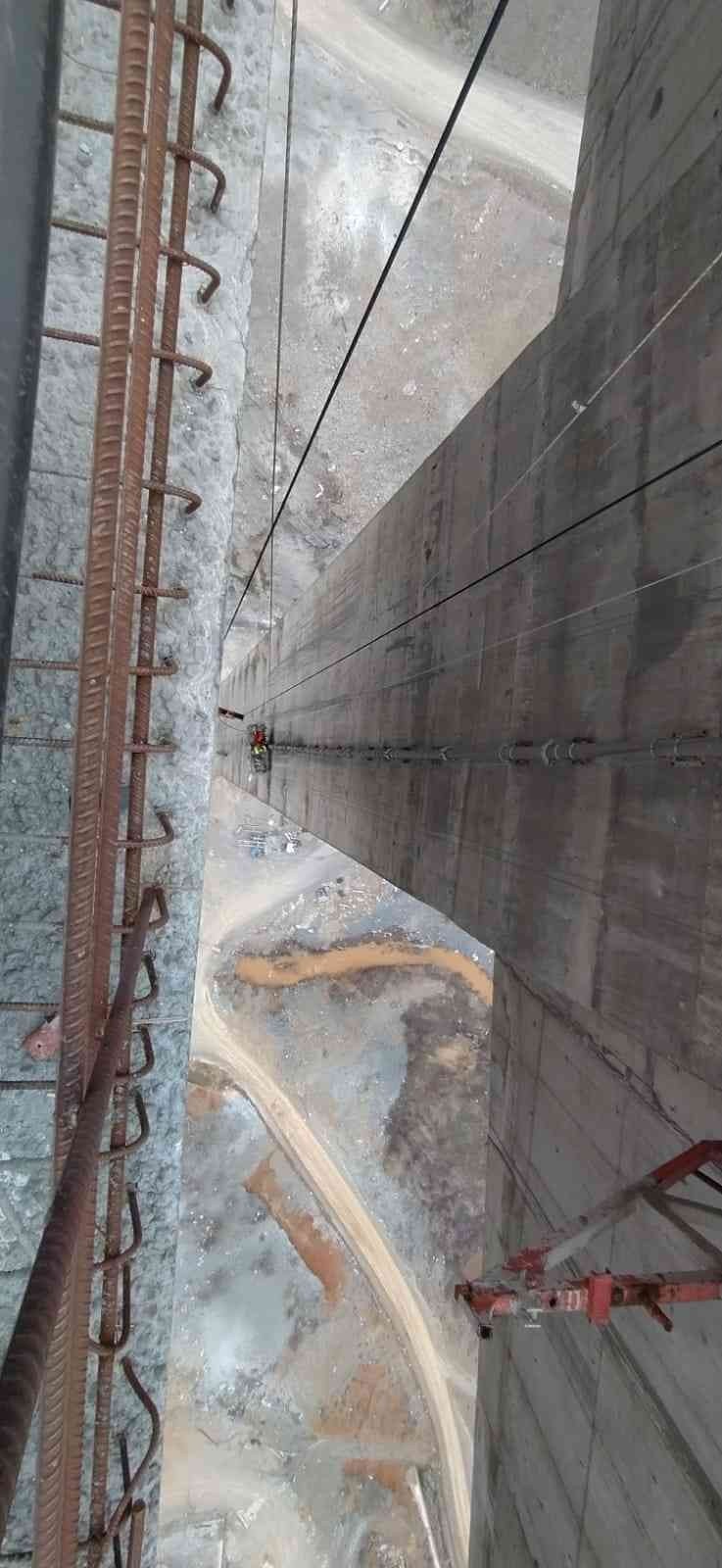 Konya'da nefes kesen anlar! 120 metrede 7 saat asılı kalan işçiler böyle kurtarıldı