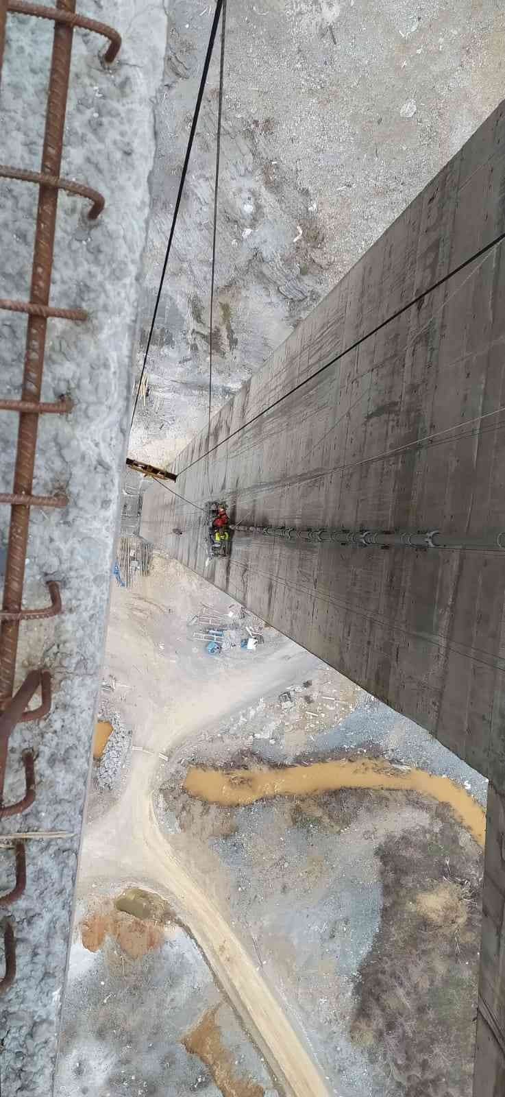 Konya'da nefes kesen anlar! 120 metrede 7 saat asılı kalan işçiler böyle kurtarıldı