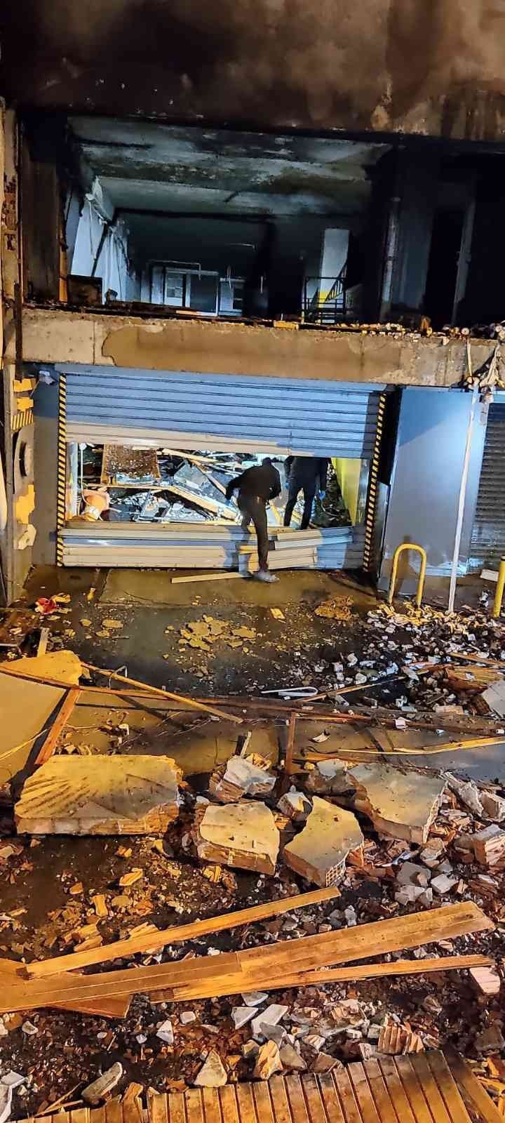 Otoparkta dehşet! Patlamanın ardından çıkan yangın harabeye çevirdi