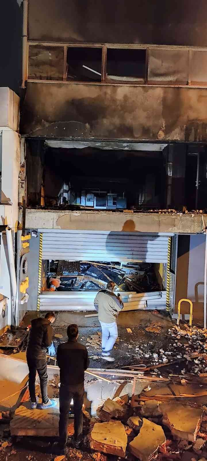 Otoparkta dehşet! Patlamanın ardından çıkan yangın harabeye çevirdi