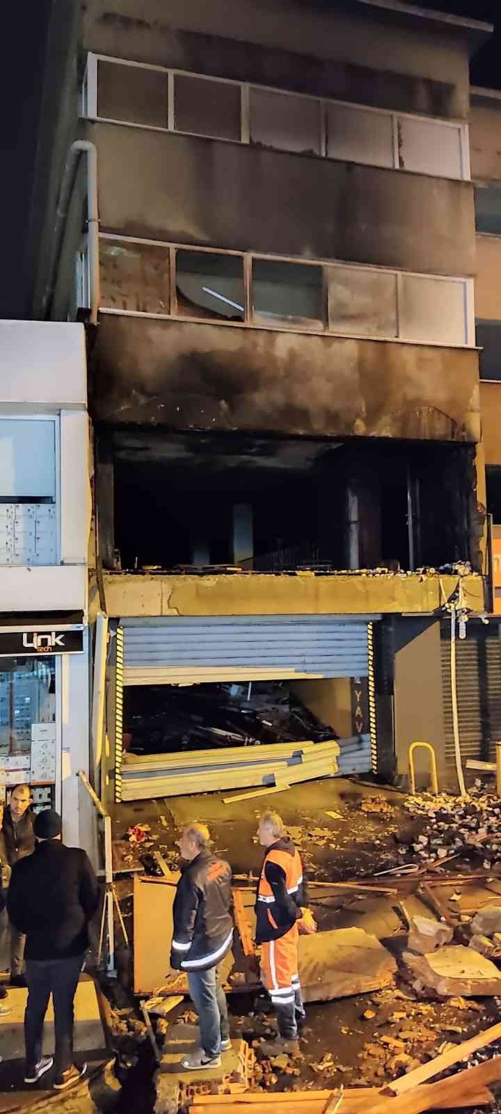Otoparkta dehşet! Patlamanın ardından çıkan yangın harabeye çevirdi