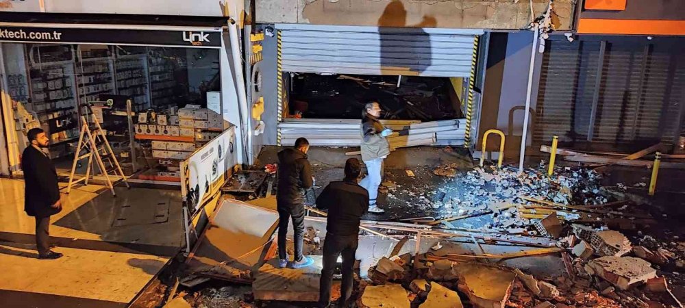 Otoparkta dehşet! Patlamanın ardından çıkan yangın harabeye çevirdi