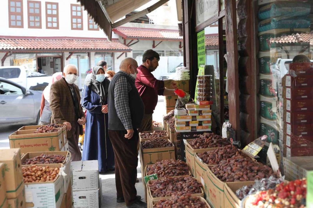 Konya'da iftarların vazgeçilmezi Medine hurmasının fiyatı 59.90'dan başlıyor!