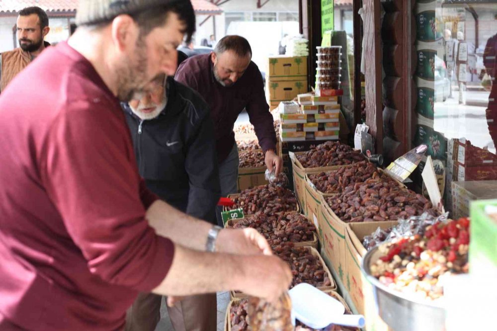 Konya'da iftarların vazgeçilmezi Medine hurmasının fiyatı 59.90'dan başlıyor!
