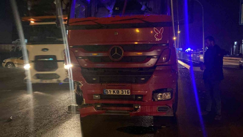 TIR kırmızı ışıkta bekleyen otomobillere çarptı! 3 yaralı