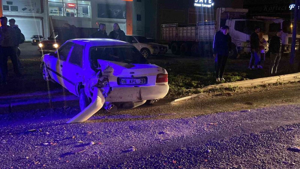 TIR kırmızı ışıkta bekleyen otomobillere çarptı! 3 yaralı