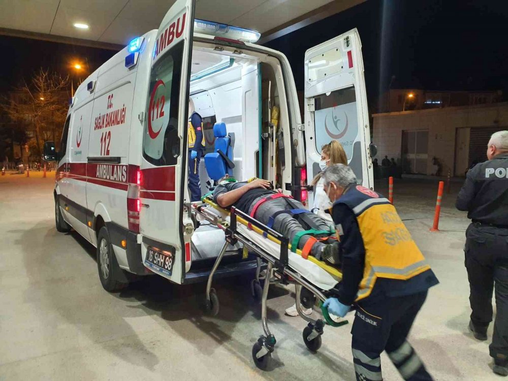 TIR kırmızı ışıkta bekleyen otomobillere çarptı! 3 yaralı