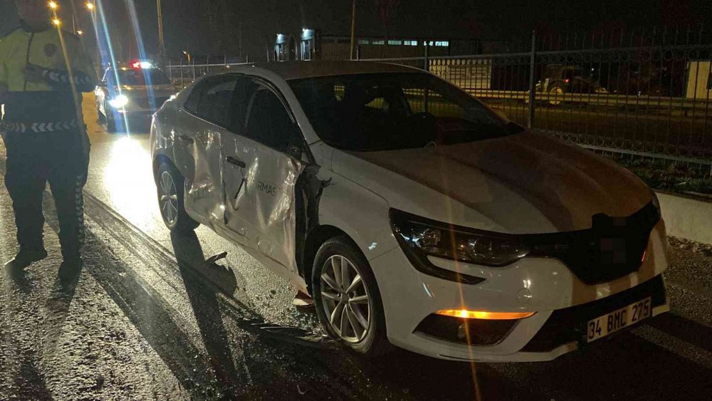 TIR kırmızı ışıkta bekleyen otomobillere çarptı! 3 yaralı
