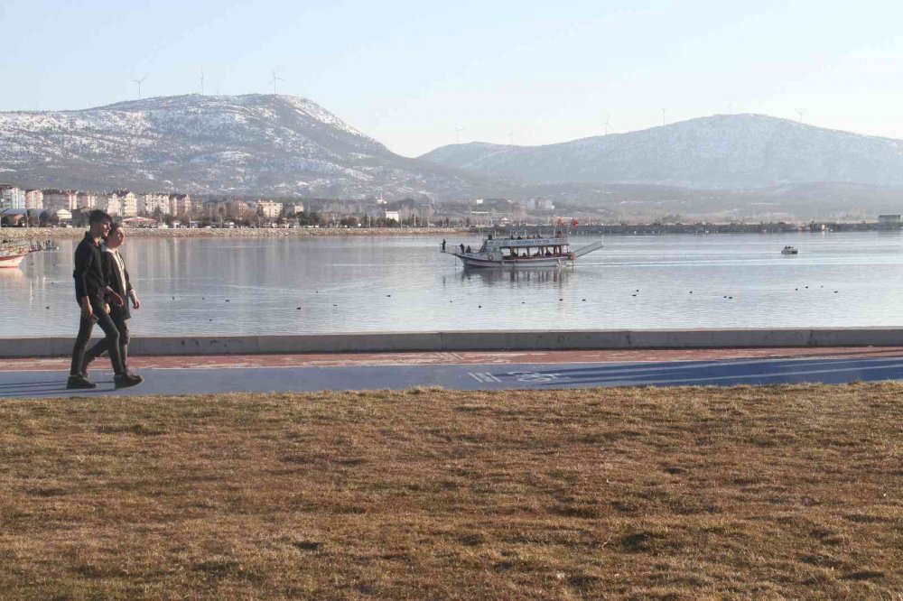 Beyşehir Gölü'nde buzlar tamamen eridi, tekne seferleri start verdi