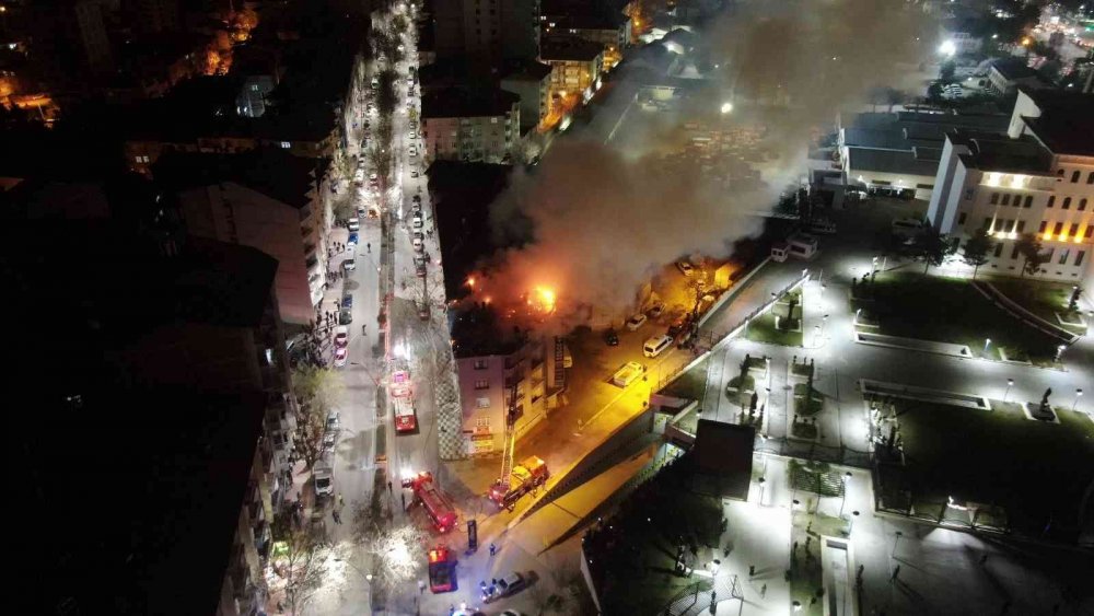 Elazığ'da hareketli gece! 3 apartman çatısı yandı kent aydınlandı