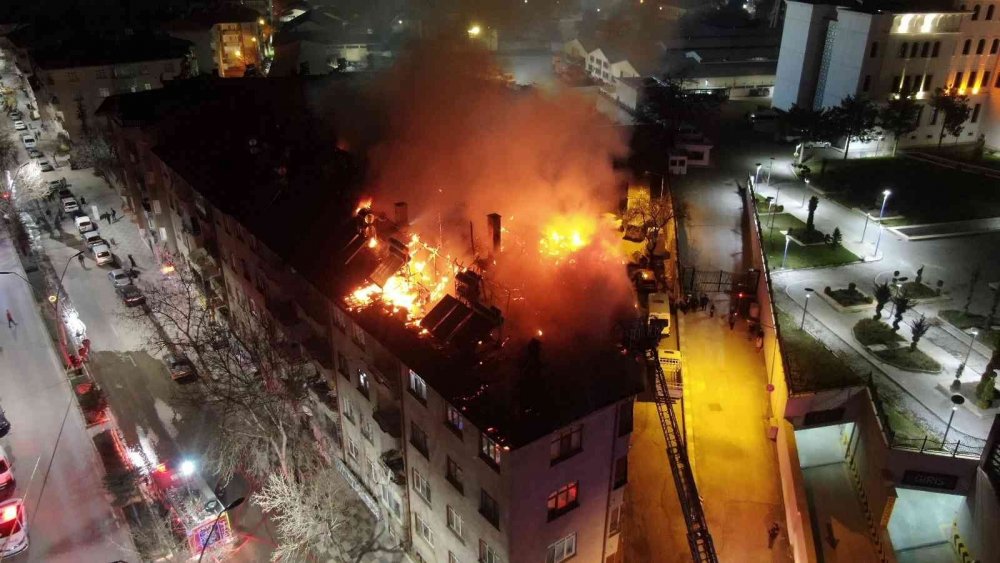 Elazığ'da hareketli gece! 3 apartman çatısı yandı kent aydınlandı