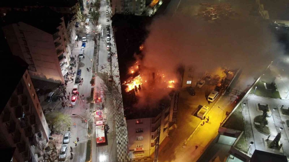 Elazığ'da hareketli gece! 3 apartman çatısı yandı kent aydınlandı