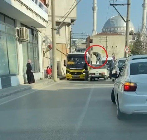 Bu neyin öfkesi? Otomobilin üzerine çıktı, minibüs sürücüsüne böyle tekme attı