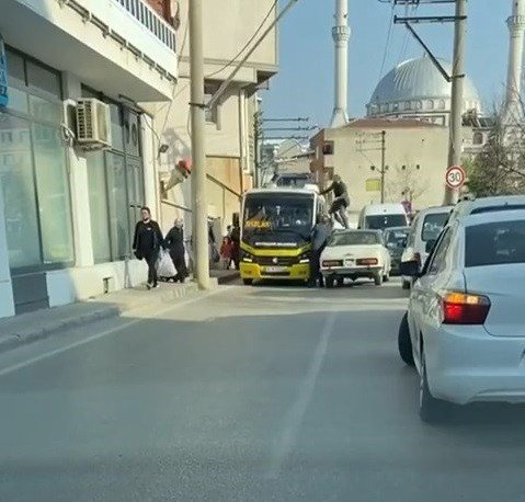 Bu neyin öfkesi? Otomobilin üzerine çıktı, minibüs sürücüsüne böyle tekme attı