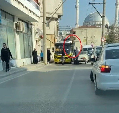 Bu neyin öfkesi? Otomobilin üzerine çıktı, minibüs sürücüsüne böyle tekme attı