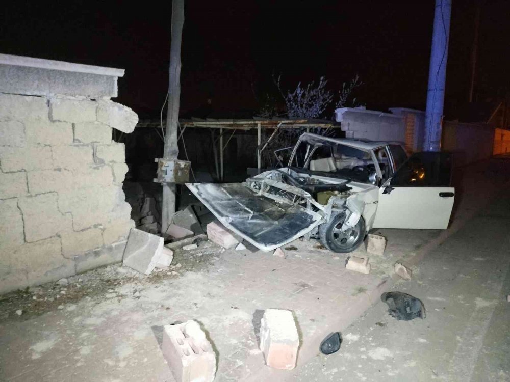 Konya'da aşırı hız kazayı getirdi! Karşı şeritteki bahçe duvarını yıkan araçta 3 yaralı