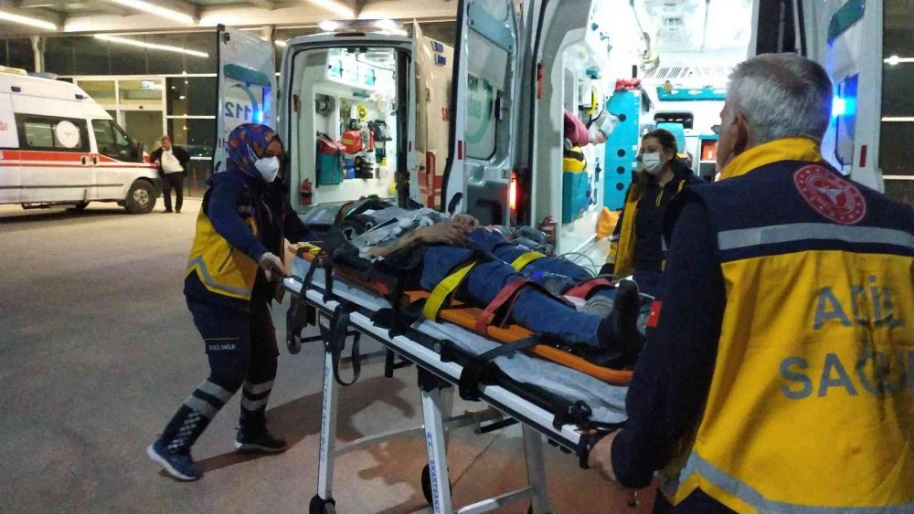 Konya'da aşırı hız kazayı getirdi! Karşı şeritteki bahçe duvarını yıkan araçta 3 yaralı