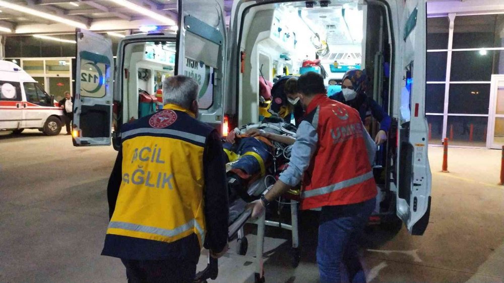 Konya'da aşırı hız kazayı getirdi! Karşı şeritteki bahçe duvarını yıkan araçta 3 yaralı